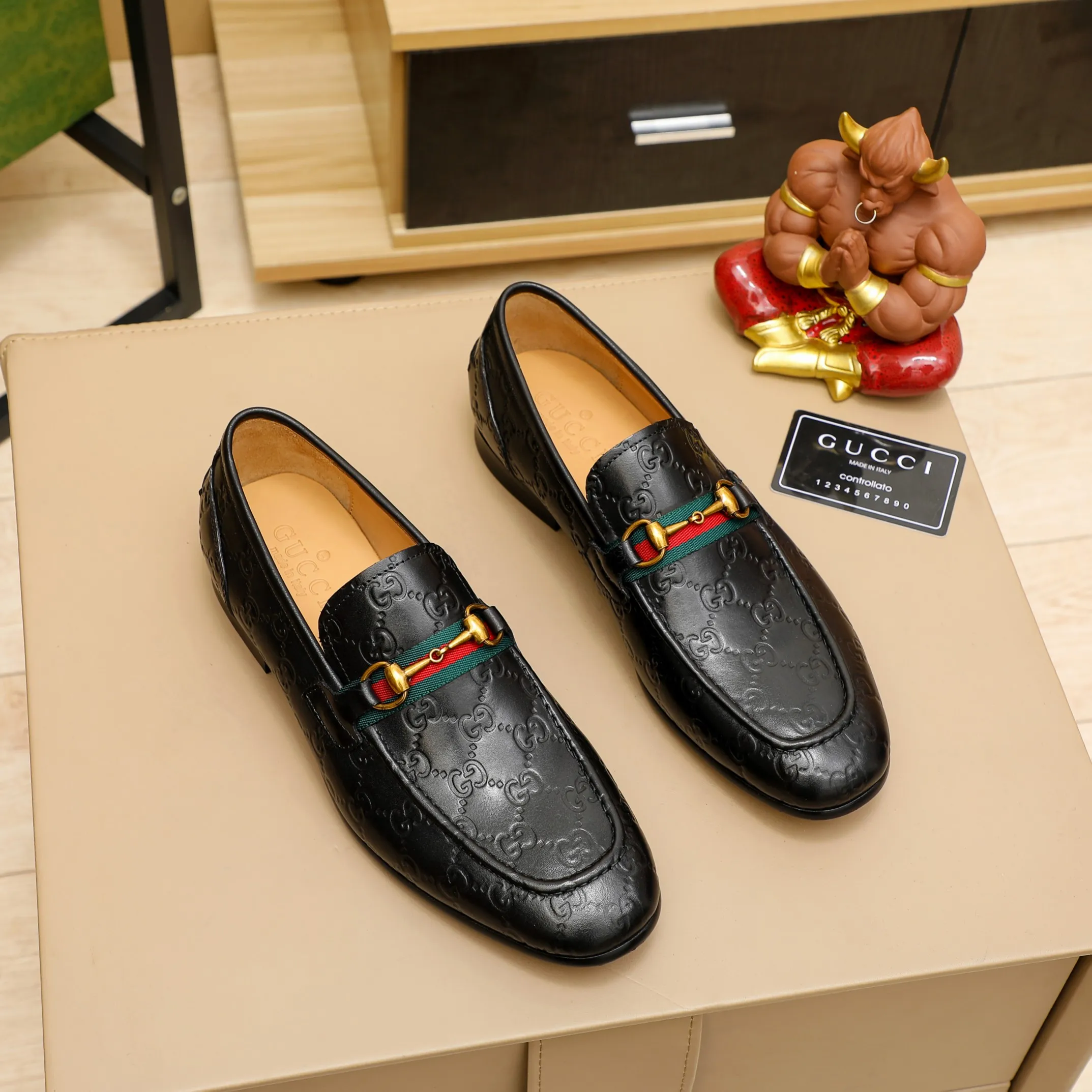 p480 GUCCI 2021 men’s latest casual leather shoes👞! Available at counters simultaneously! A one-to-one replica of the original. All imported top layer calfskin. The interior is made of top-grade cowhide, and the original factory-supplied rubber outsole is used. Leading new fashion concepts. Black, brown, matching sizes: 38-45